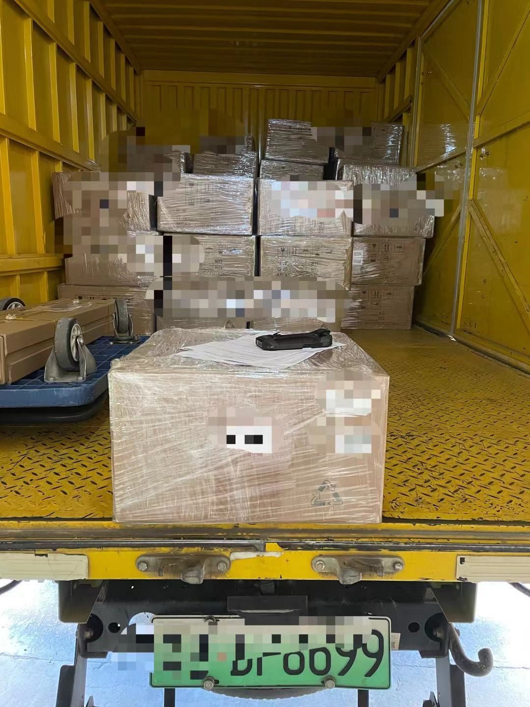 カスタマイズされた製品の43カートンがDHL航空貨物を介してヨーロッパに送られます